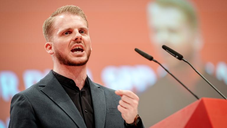 Tim Klüssendorf, designierter SPD-Generalsekretär, spricht beim SPD-Bundesparteitag zu den Delegierten. Auf dem Parteitag wählt die SPD ein neues Präsidium und einen neuen Parteivorstand. 