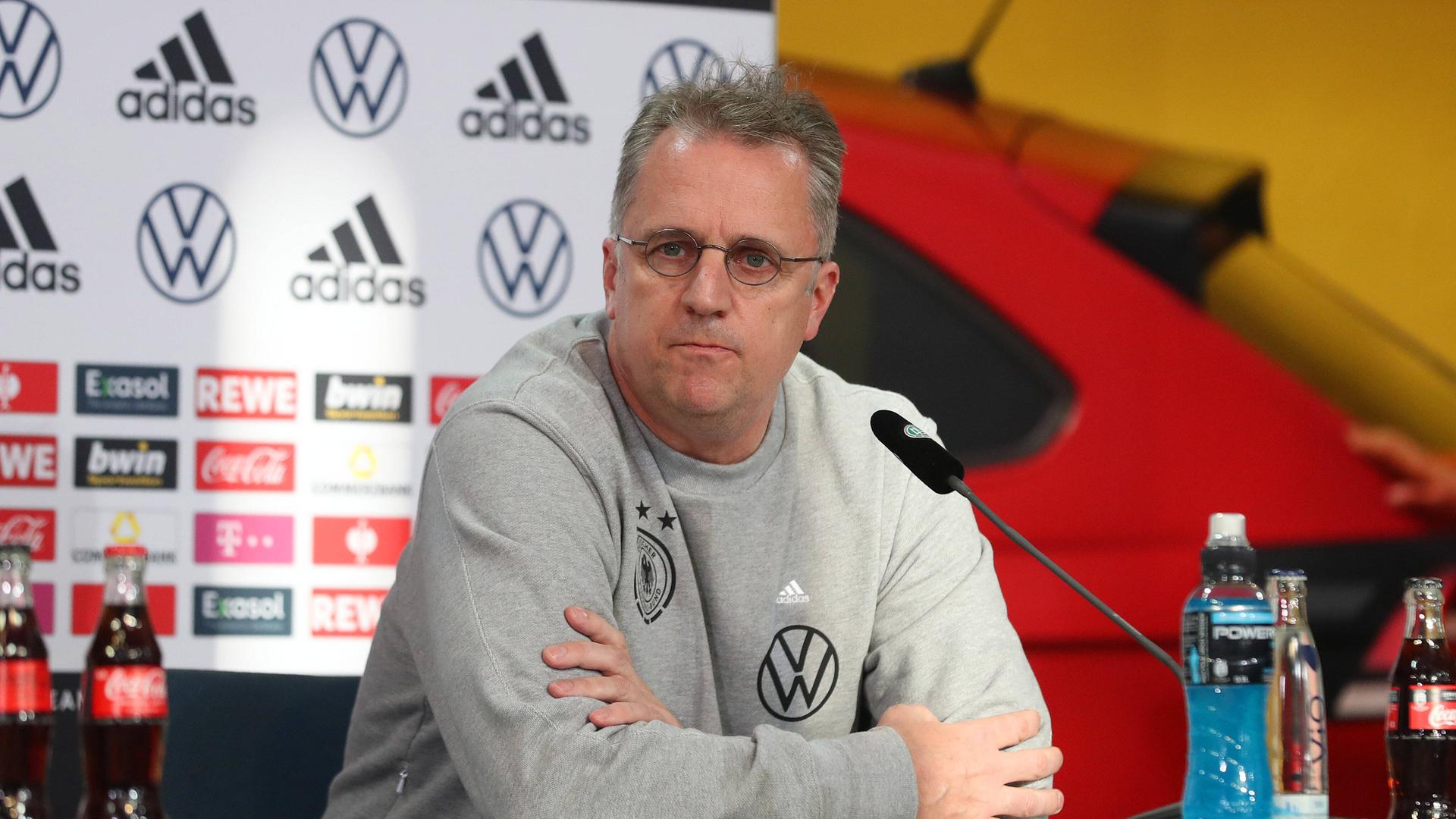 Tim Meyer bei einer Pressekonferenz des DFB