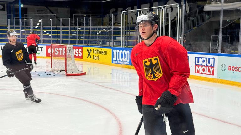 Die deutsche Eishockey-Nationalmannschaft bekommt es am Dienstag bei der WM mit Norwegen zu tun. Erstmals wird NHL-Star Tim Stützle für das DEB-Team auf dem Eis stehen.