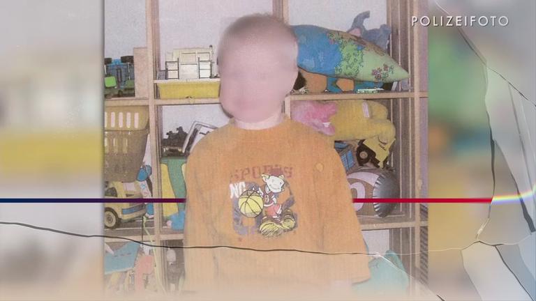 Portraitfoto eines kleinen Jungen in seinem Kinderzimmer. Das Gesicht wurde technisch verfremdet.