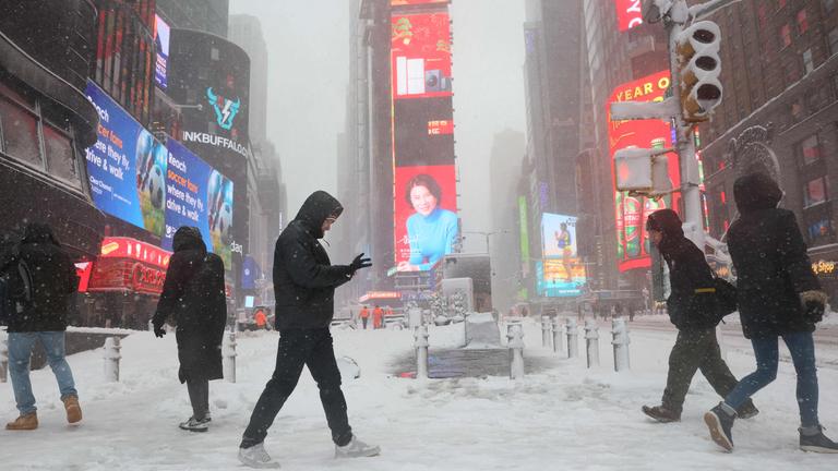 Menschen am Times Square in New York während des Schneesturms am 23.02.2026
