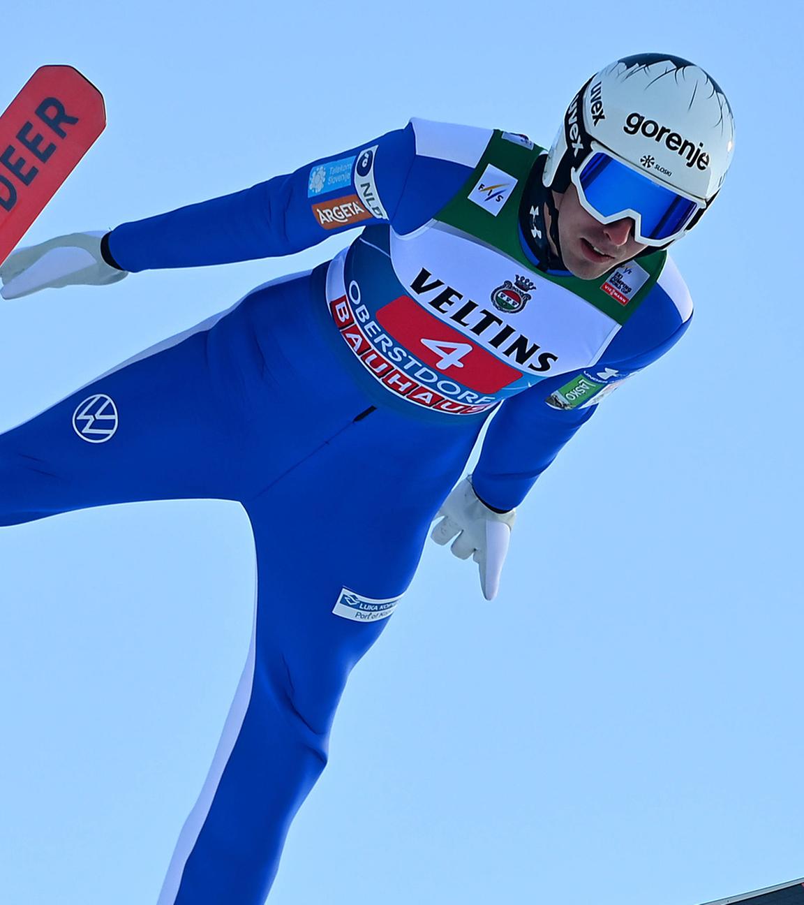 Timi Zajc (Slowenien) beim Sprung zum Auftaktspringen der 74. Vierschanzentournee am 29.12.2025 in Oberstdorf.