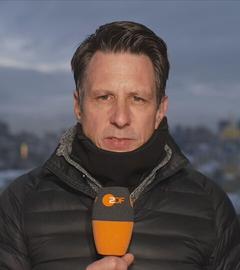 ZDF-Redakteur Timm Kröger steht für ein Schaltgespräch mit ZDFheute-Xpress in Kiew. 