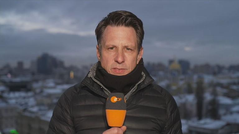 ZDF-Redakteur Timm Kröger steht für ein Schaltgespräch mit ZDFheute-Xpress in Kiew. 