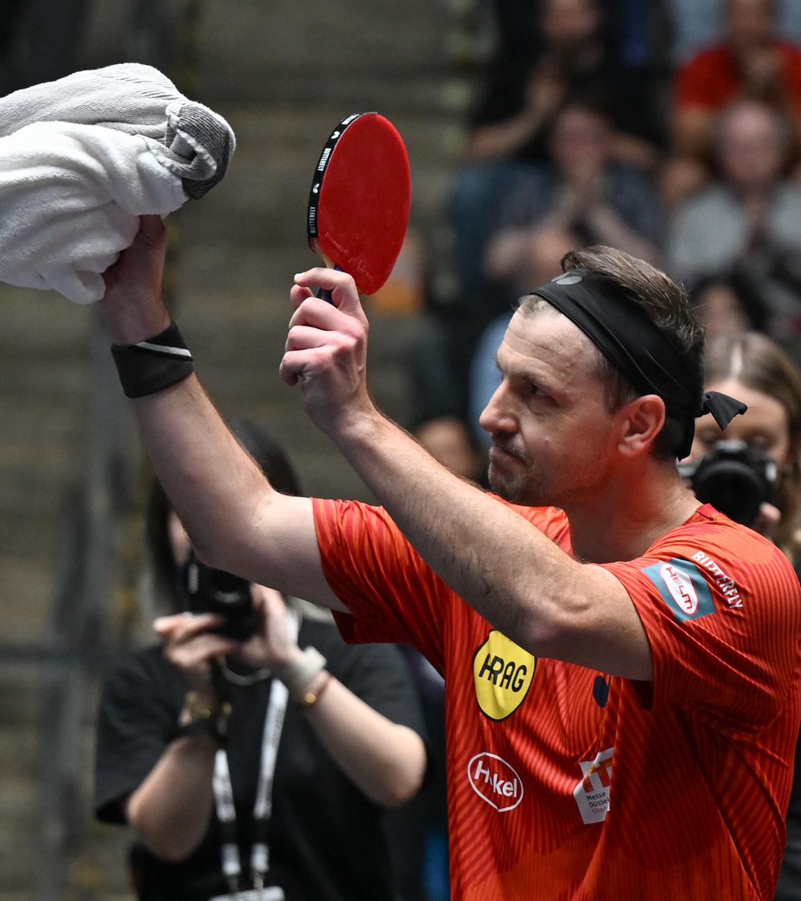 Tischtennis-Legende Timo Boll von Borussia Düsseldorf winkt nach dem verlorenen Spiel dem Publikum.