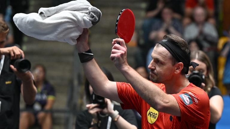 Tischtennis-Legende Timo Boll von Borussia Düsseldorf winkt nach dem verlorenen Spiel dem Publikum.