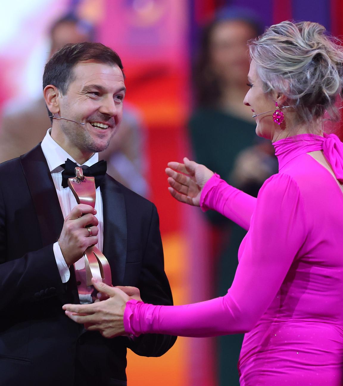 Timo Boll erhält bei der Gala die Ehrung für sein Lebenswerk. Britta Heidemann überreicht den Preis.