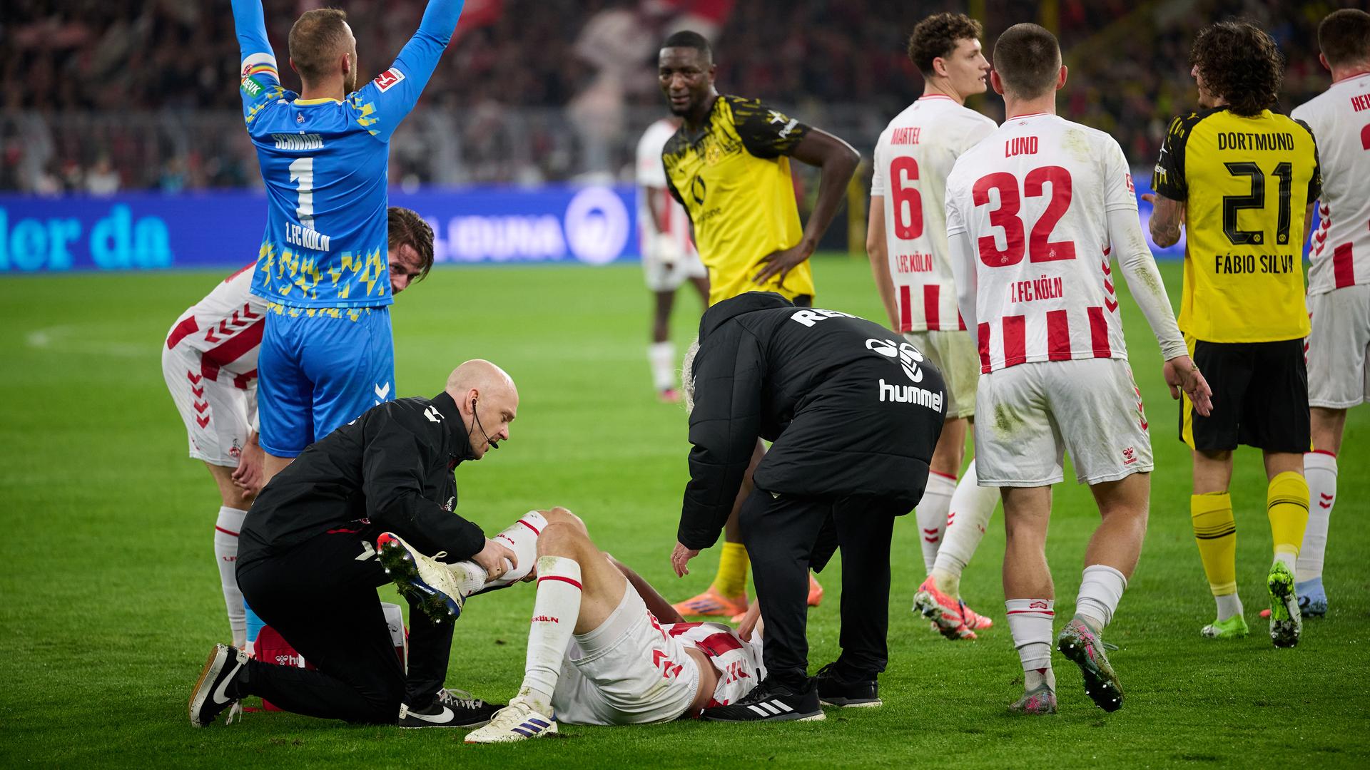 Timo Hübers (Köln) wurde im Spiel gegen Borussia Dortmund verletzt, liegt auf dem Feld und wird behandelt.