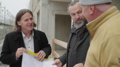 Timo Leukefeld zusammen mit Mike Eley, dem Geschäftsführer der Ascherslebener Gebäude- und Wohngesellschaft und Dieter Peters auf der Baustelle ihres gemeinsamen Projektes: energieautarken Plattenbauten