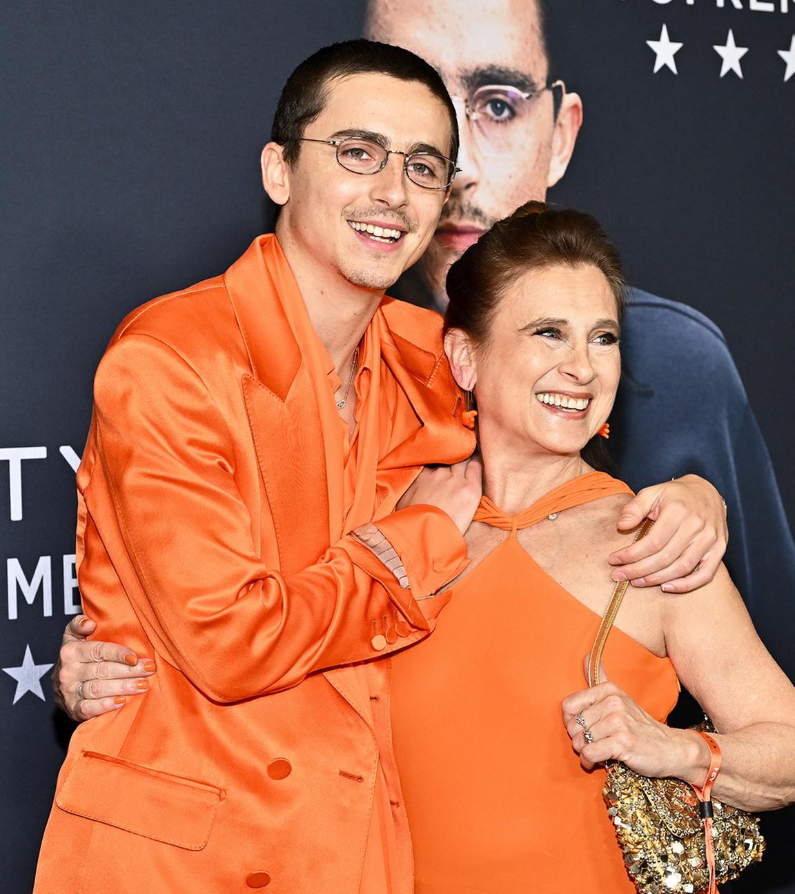 Zur Premiere seines neuen Films "Marty Supreme" in New York beeindruckte Timothée Chalamet in knalligem Orange und im Partnerlook mit seiner Mutter Nicole Flender. 