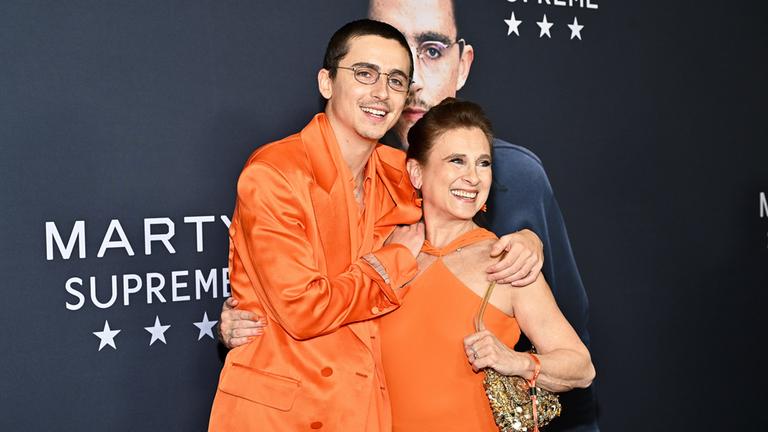 Zur Premiere seines neuen Films "Marty Supreme" in New York beeindruckte Timothée Chalamet in knalligem Orange und im Partnerlook mit seiner Mutter Nicole Flender. 
