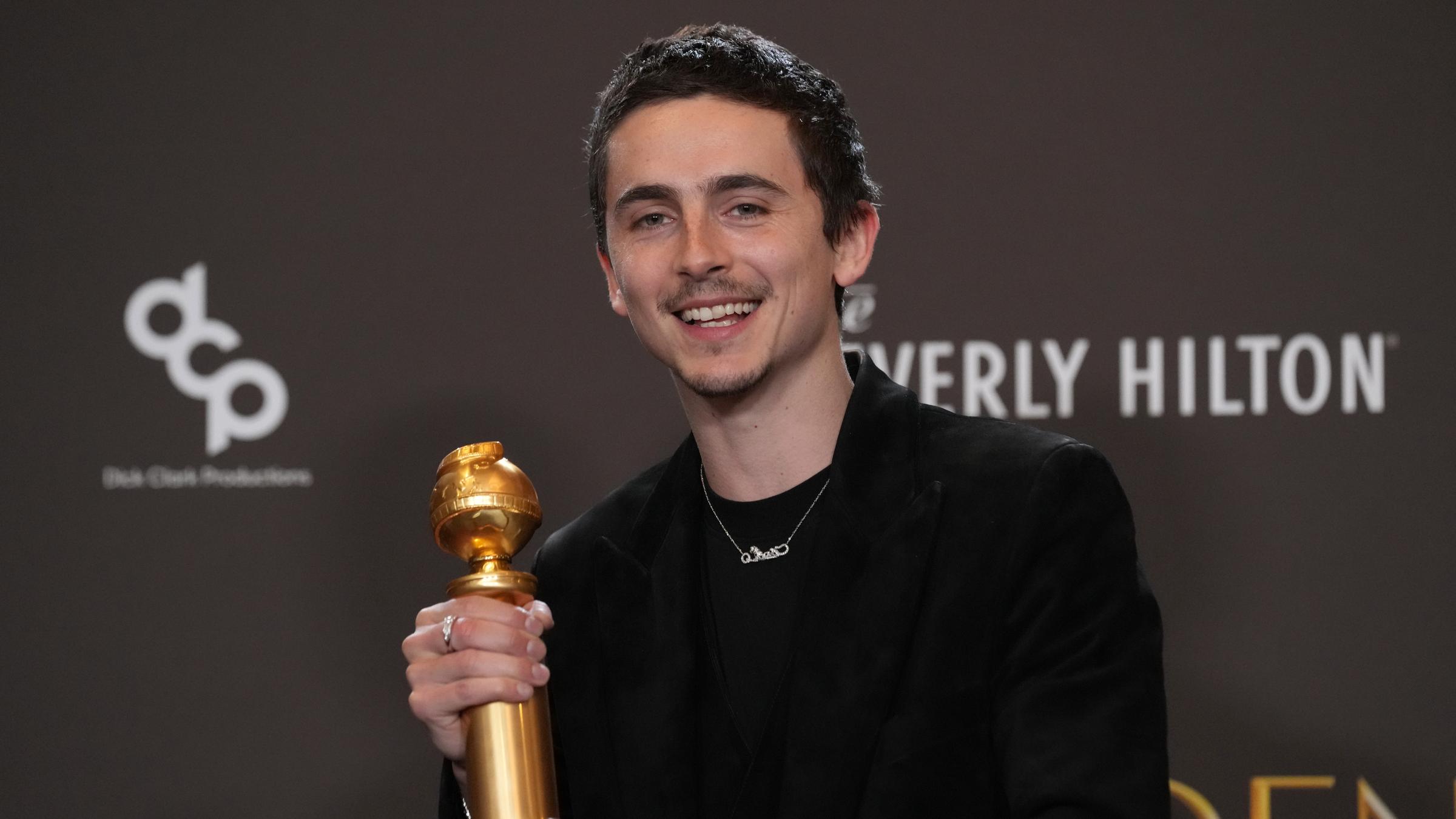 Timothée Chalamet posiert bei den Golden Globes mit dem Preis für den besten Hauptdarsteller in einer Komödie oder einem Musical für seine Rolle im Film "Marty Supreme"