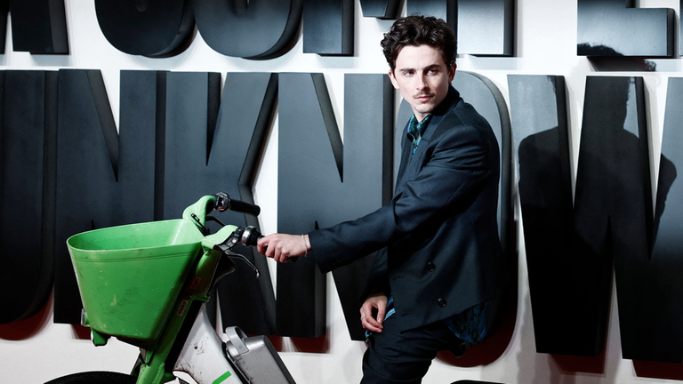 Timothée Chalamet auf Fahrrad