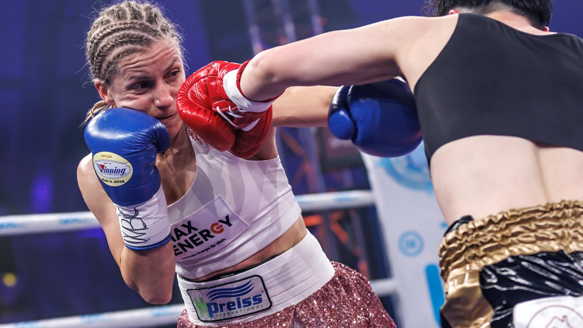 Tina Rupprecht (l) in Aktion gegen Sumire Yamanaka.