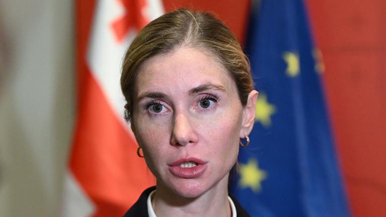 Tinatin Bokutschawa, Chefin der Oppositionspartei Vereinte Nationale Bewegung, spricht mit Journalisten.