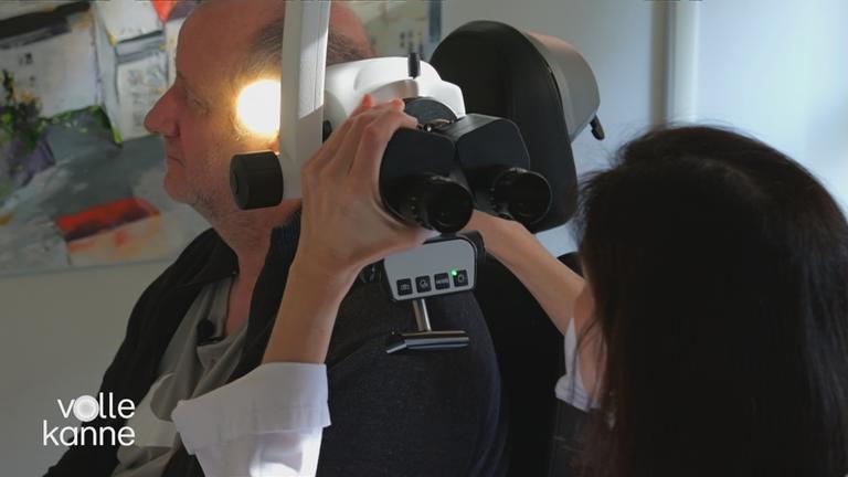 Patient wird am Ohr untersucht