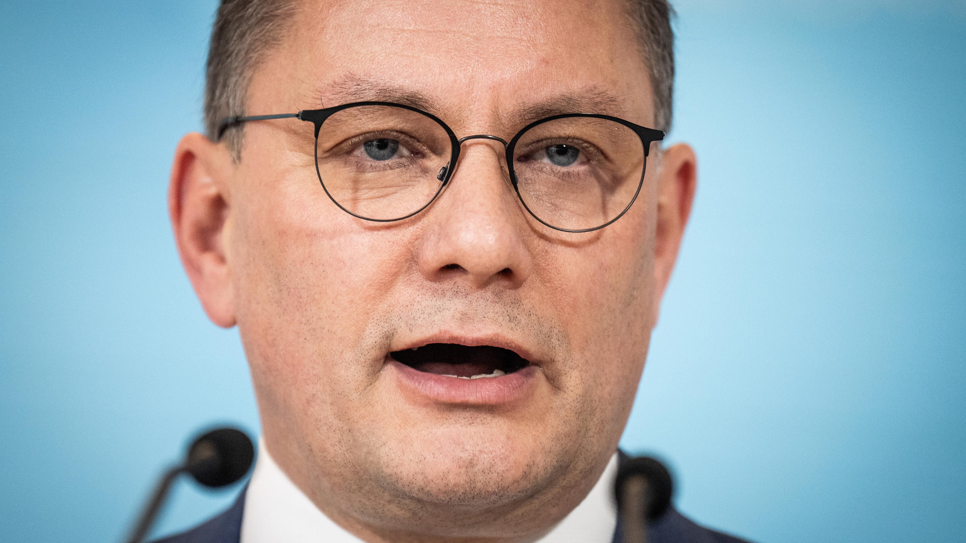Berlin: Tino Chrupalla, AfD-Bundesvorsitzender und Fraktionsvorsitzender der AfD, spricht bei einem Pressestatement vor Beginn der AfD Fraktionssitzung.