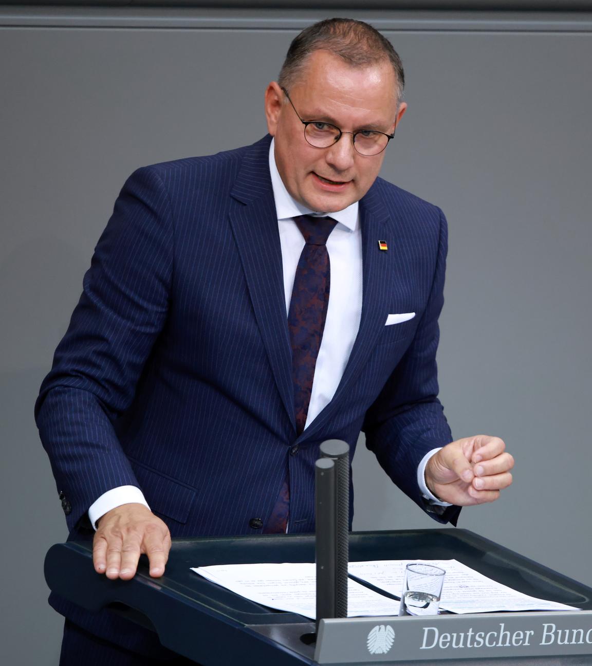 Tino Chrupalla im Bundestag. Er hält eine Rede am Rednerpult und gestikuliet dabei