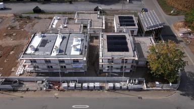 Luftaufnahme einer Haus-Baustelle.