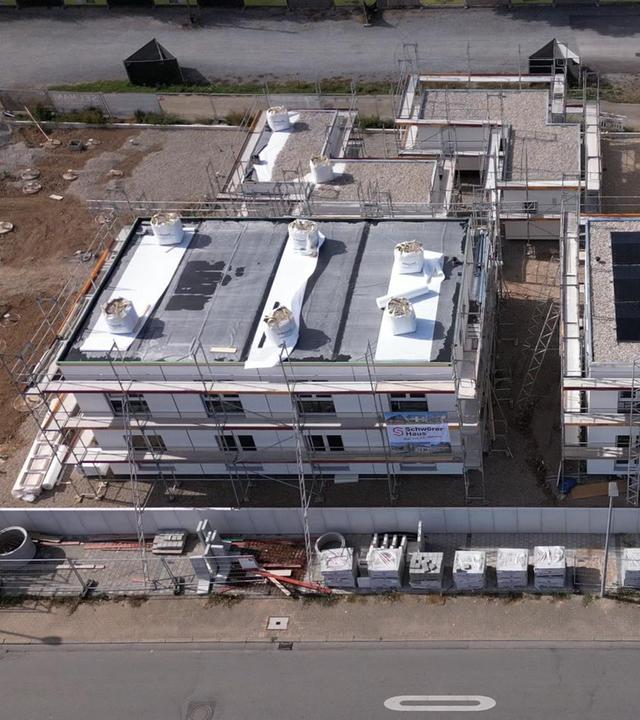 Luftaufnahme einer Haus-Baustelle.