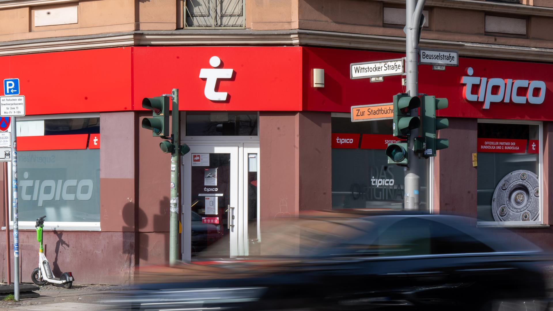 Das Logo von Tipico, einem Anbieter von Sportwetten, ist über dem Eingang zu einer Filiale des Wettbüros angebracht. 