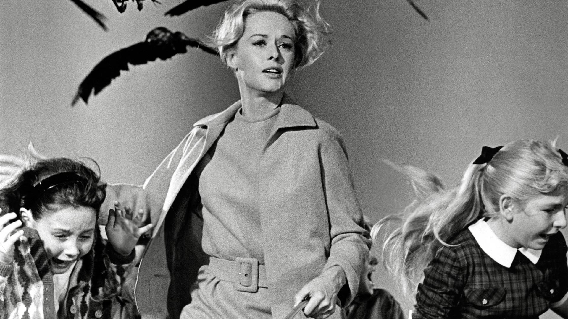 Die Schauspielerin Tippi Hedren in einer Szene aus dem Film "Die Vögel" von Alfred Hitchcock