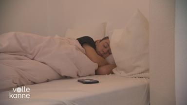Jemand liegt im Bett und schläft.