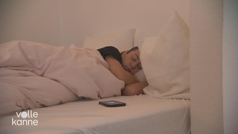 Jemand liegt im Bett und schläft.