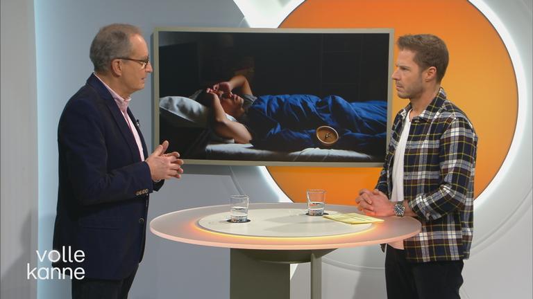 Dr. Christoph Specht ist im Gespräch mit Florian Weiss. Im Hintergrund ist ein Bild eines frustrierten Mannes, der wach im Bett liegt.