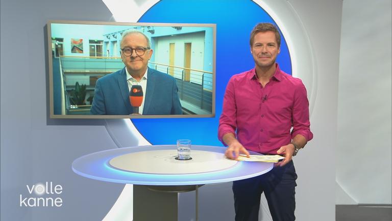Florian Weiss im "Volle Kanne"-Studio, hinter ihm im Schaltgespräch auf dem Bildschirm Frank Bethmann zu sehen.