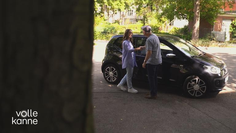 Zwei Menschen stehen vor einem Auto