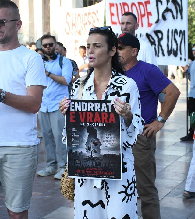 TIRANA, ALBANIEN – 16. Juni: Menschen nehmen in Tirana an einem Protest gegen ein geplantes Tourismusprojekt im Gebiet Zvërnec der Küstenstadt Vlora teil.