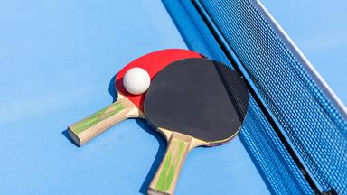 Symbolbild: Tischtennisschläger und Tischtennisball