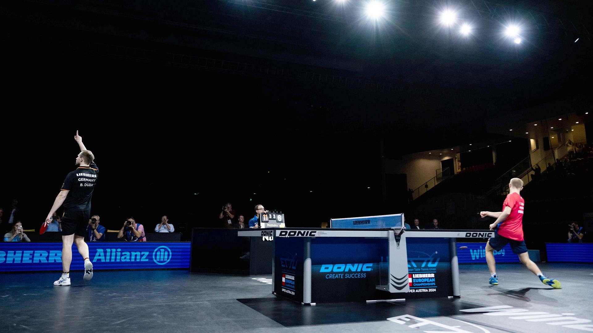 Benedikt Duda jubelt, Felix Lebrun verliert die Fassung.