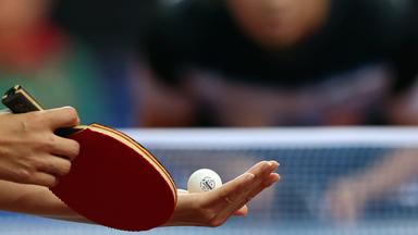 Ein Tischtennisspieler beim Aufschlag