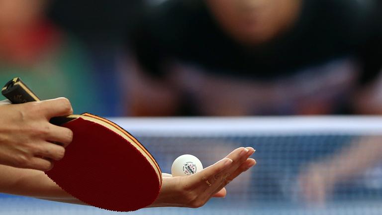 Ein Tischtennisspieler beim Aufschlag