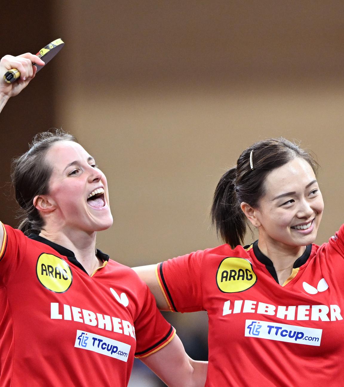 Sabine Winter (l.) und Yuan Wan jubeln 