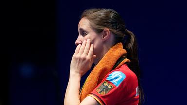 Sabine Winter aus Deutschland reagiert nach ihrer Niederlage gegen die Japanerin Mina Hayata im Halbfinale der Tischtennis-Weltmeisterschaften.