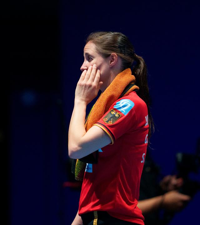 Sabine Winter aus Deutschland reagiert nach ihrer Niederlage gegen die Japanerin Mina Hayata im Halbfinale der Tischtennis-Weltmeisterschaften.