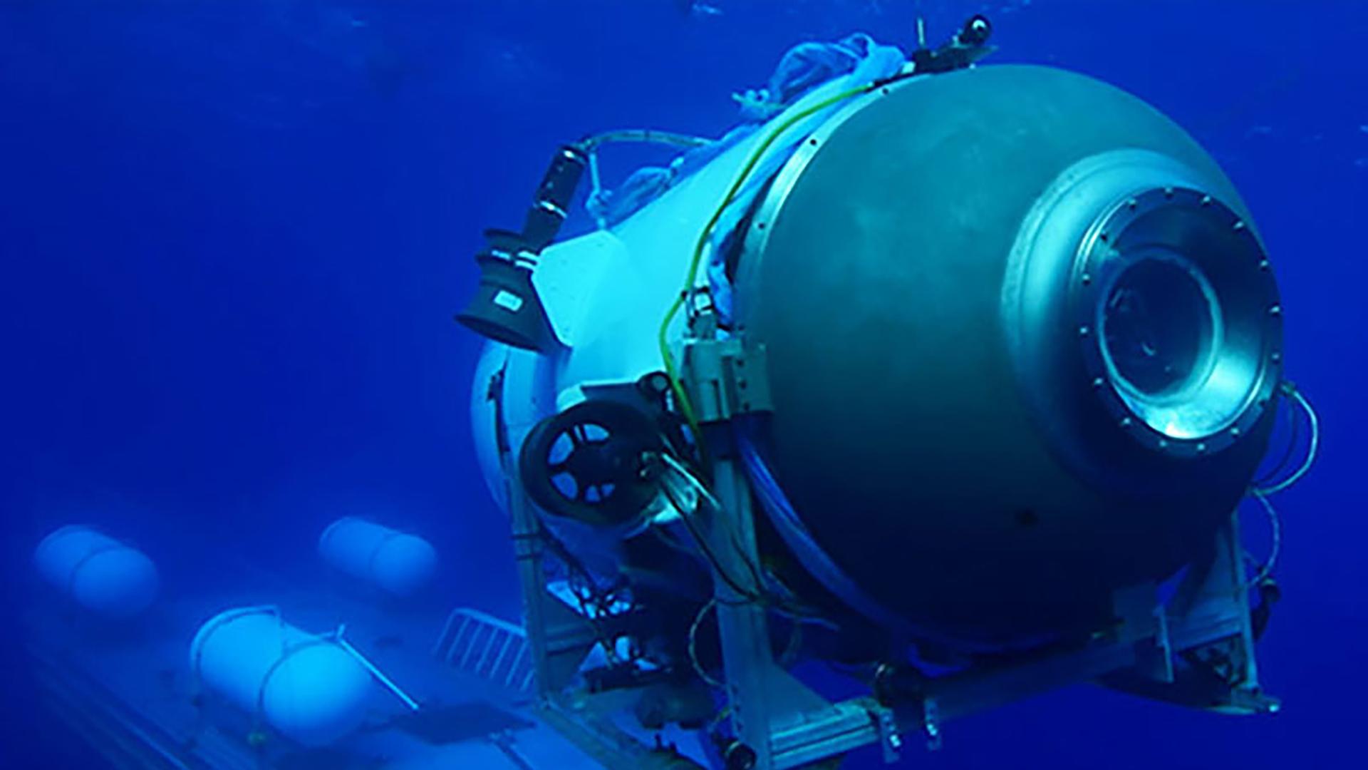 Das Tauchboot "Titan", wie es Unterwasser von einer Plattform aus startet. 