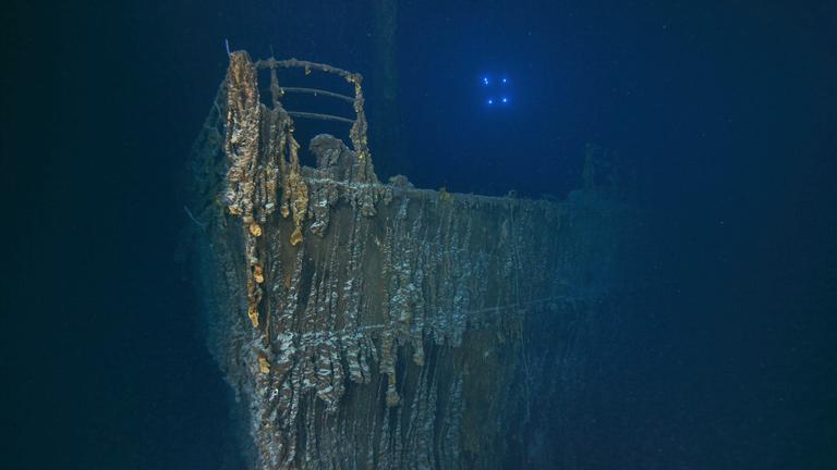 Dieses von der RMS Titanic Inc. veröffentlichte Bild zeigt den Bug der Titanic mit einem großen Teil der fehlenden Decksreling, aufgenommen am 01.09.2024