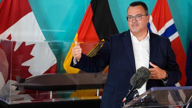 Oliver Burkhard, Vorstandsvorsitzender von TKMS, spricht auf einer Pressekonferenz in der Deutschen Botschaft im kanadischen Ottawa. 
