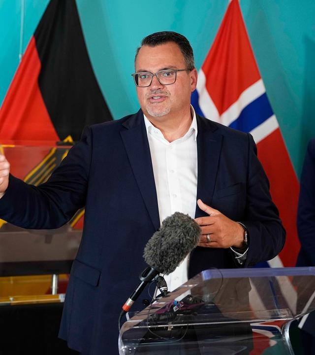 Oliver Burkhard, Vorstandsvorsitzender von TKMS, spricht auf einer Pressekonferenz in der Deutschen Botschaft im kanadischen Ottawa. 