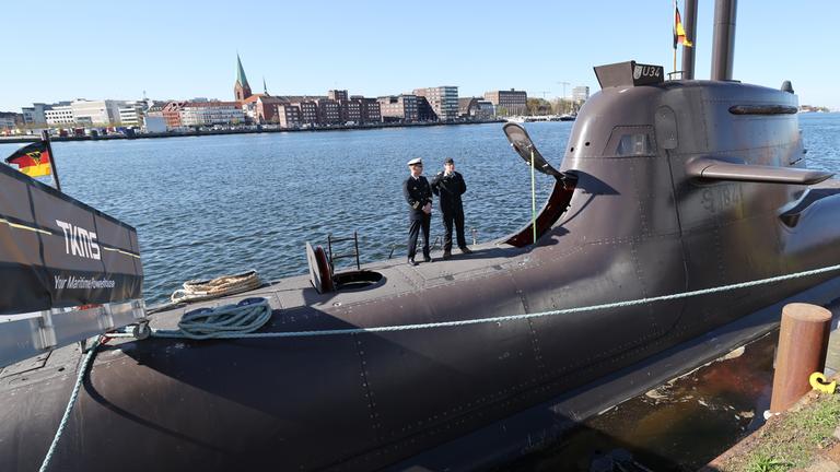 Schleswig-Holstein, Kiel: Ein U-Boot U34 der Klasse 212A der deutschen Bundesmarine liegt beim U-Boot-Hersteller TKMS am Kai. Archivbild