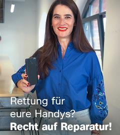 ZDF-Finanzexpertin Sina Mainitz hält ein Handy in die Kamera