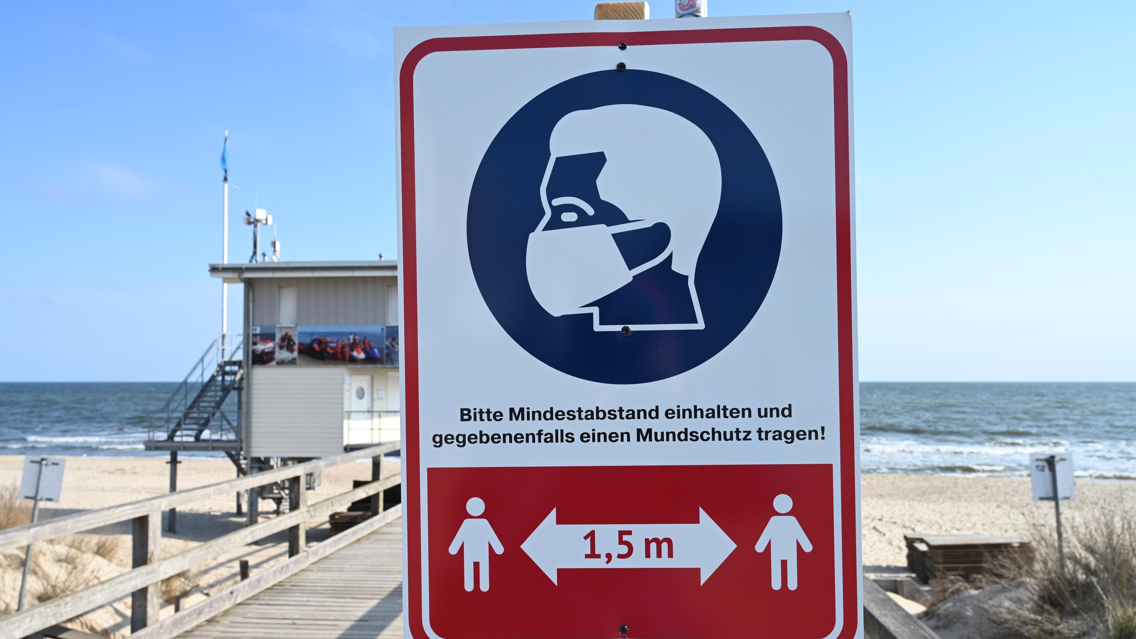 Maskenpflicht-Schild am Strand von Usedom