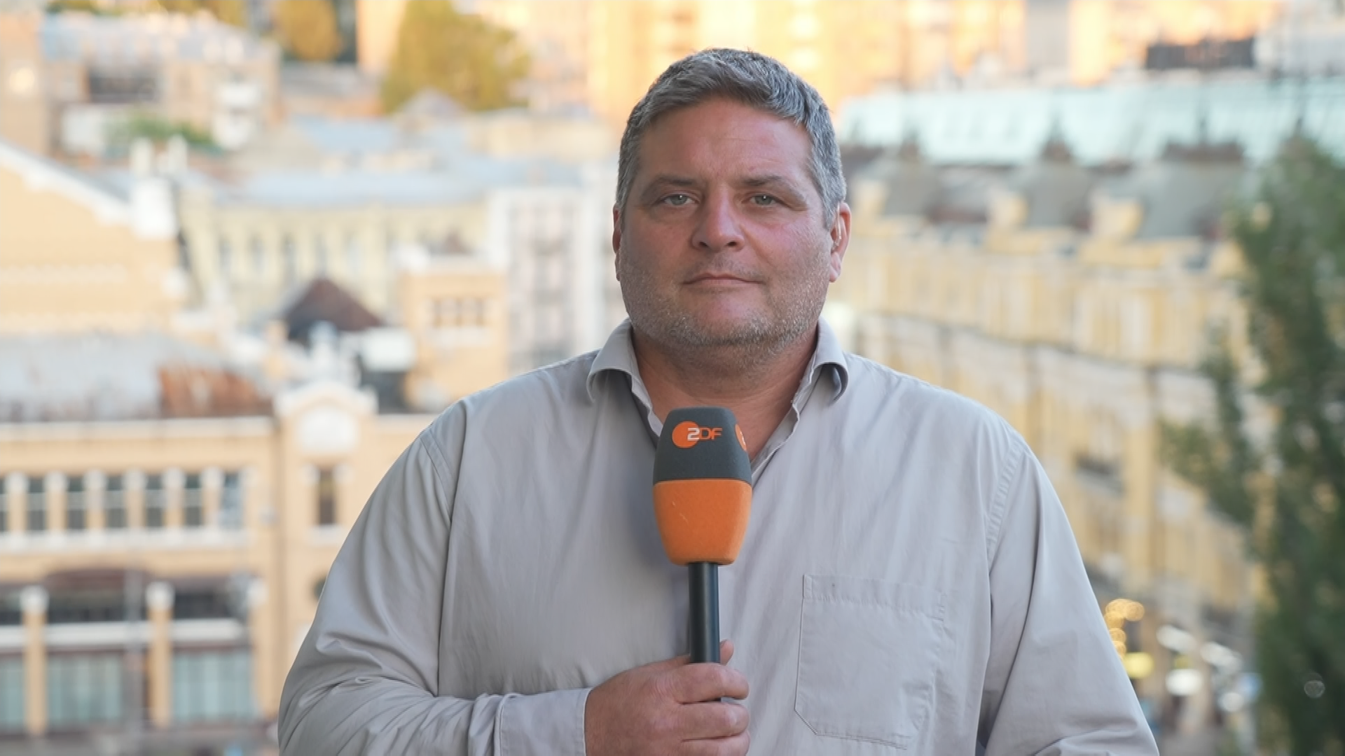 ZDF-Reporter Dara Hassanzadeh in Kiew im Interview mit ZDFheute live