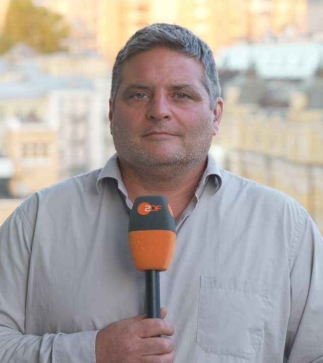 ZDF-Reporter Dara Hassanzadeh in Kiew im Interview mit ZDFheute live