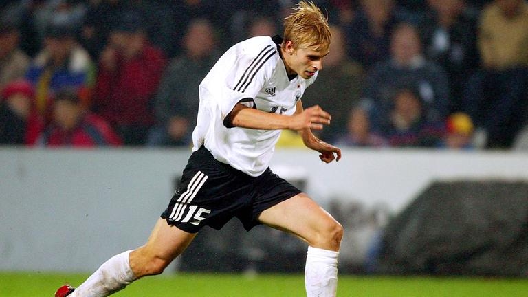 Tobias Rau führt 2003 im Länderspiel gegen Dänemark den Ball.