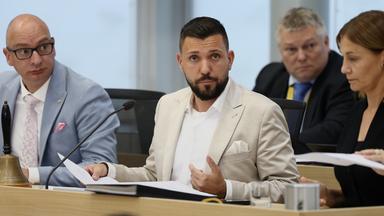 Der Landtagspräsident Tobias Rausch (AfD) (Mitte) sitz auf dem Podium während der konstituierenden Sitzung des Landtgs von Sachsen-Anhalt. 